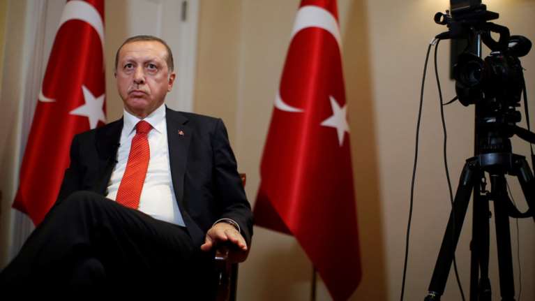 Bloomberg: Μόνο με "κωλοτούμπες" μπορεί ο Ερντογάν να σώσει την οικονομία