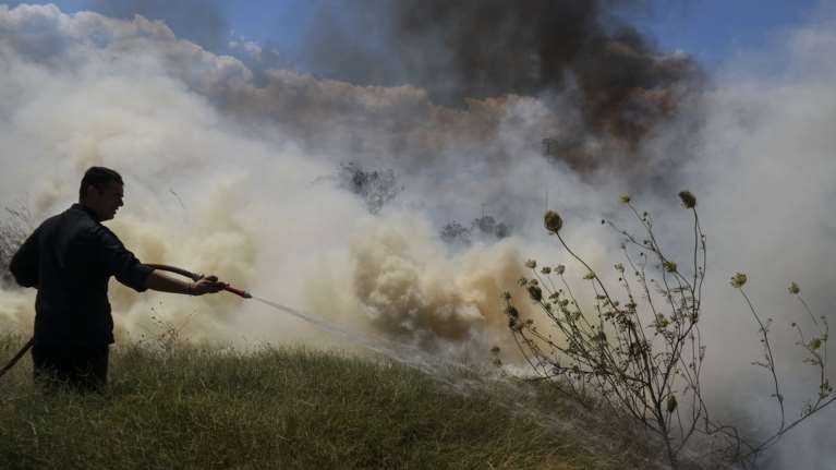 Υπό έλεγχο η φωτιά στη Σαρωνίδα