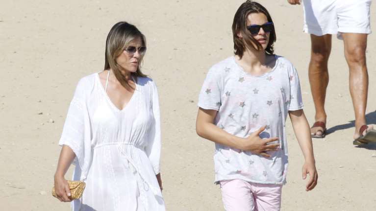 H Λιζ Χάρλεϊ στη Μύκονο: Πόσο της μοιάζει ο 16χρονος γοητευτικός γιος της