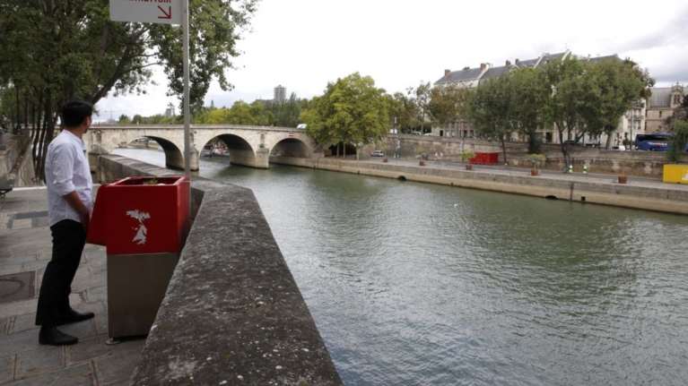 Παρίσι: Διχάζουν την κοινή γνώμη τα νέα, ανοιχτά ουρητήρια