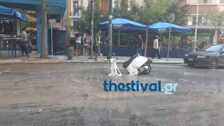 Οδηγός μηχανής έπεσε σε λακκούβα που είχε καλυφθεί από νερά