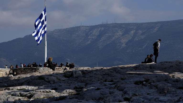Focus: Η Ελλάδα παραμένει στα όρια της χρεοκοπίας