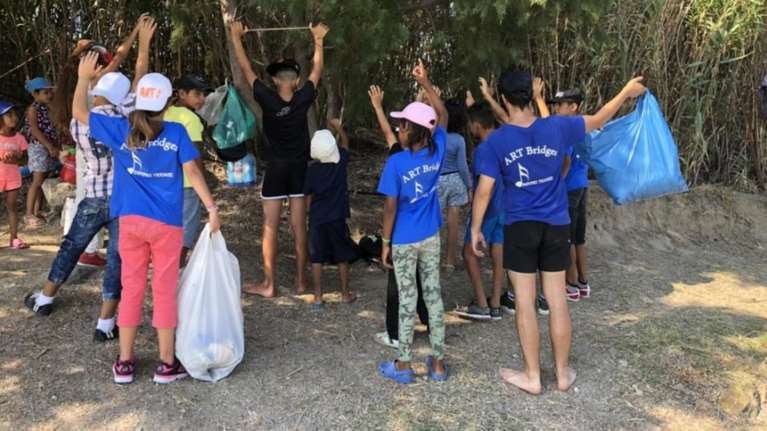 Ρομά και προσφυγόπουλα καθάρισαν την παραλία (φωτό)