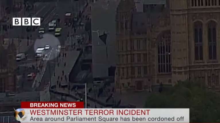 Η στιγμή που το ΙΧ πέφτει στις μπάρες της βρετανικής βουλής