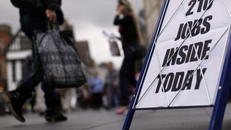 Σε ιστορικό χαμηλό 40 ετών η ανεργία στη Βρετανία