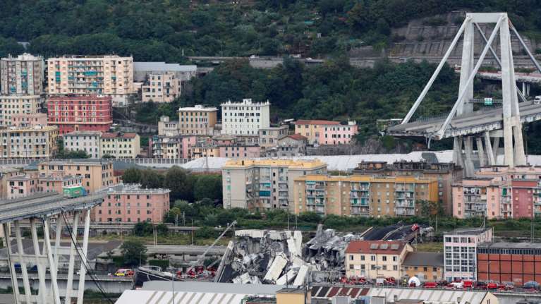 Εικόνες από την κατάρρευση της γέφυρας στη Γένοβα