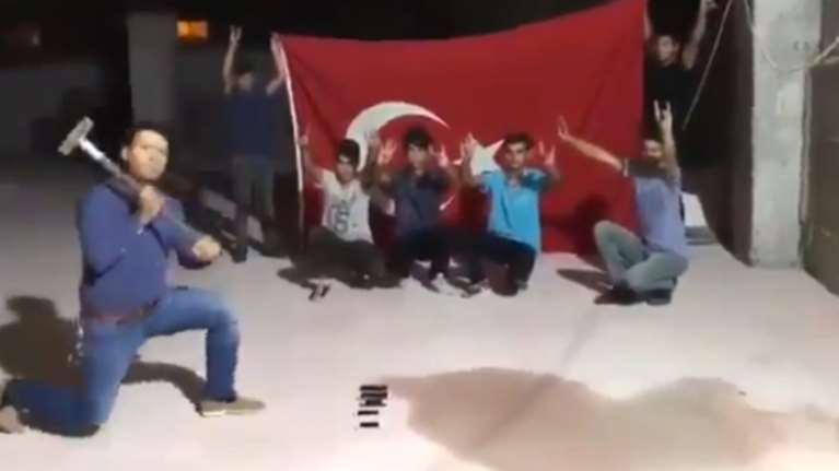 Οπαδοί του Ερντογάν σπάνε και πυροβολούν τα iPhone τους