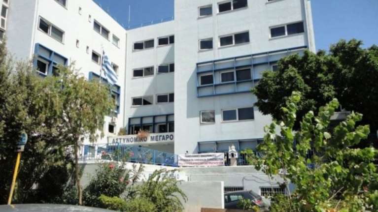 Άνδρας αυτοπυρπολήθηκε έξω από την Αστυνομία στα Χανιά