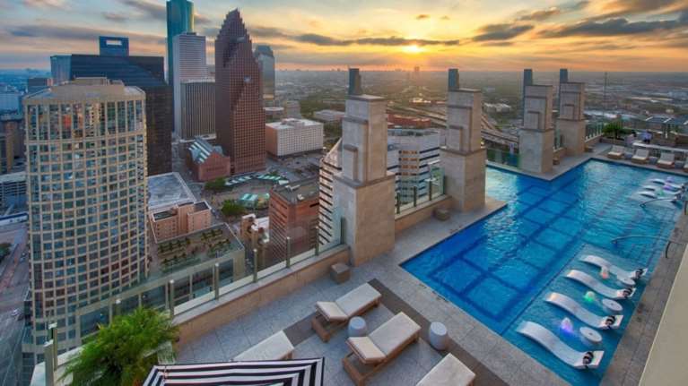 H εναέρια πισίνα σε ρετιρέ πύργου στο Τέξας: Θα τολμούσατε;