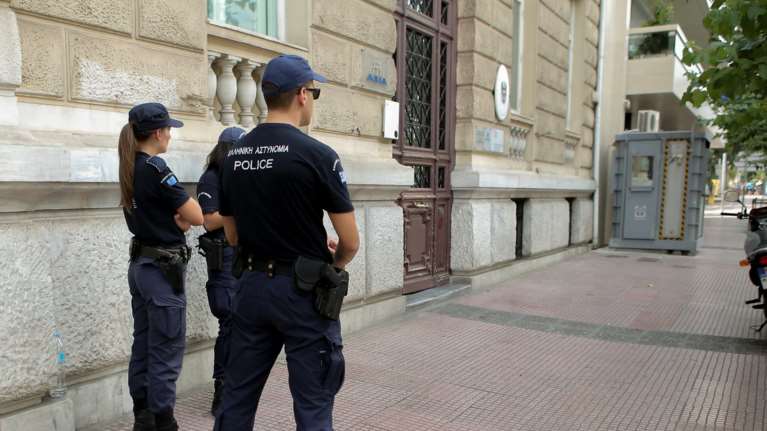 Εισβολή του Ρουβίκωνα στην αυστριακή πρεσβεία - Δίπλα από το Μαξίμου