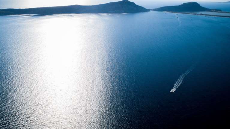 Στο Γαύριο οι 46 επιβάτες του καταμαράν ANDROS JET που προσάραξε σε αβαθή