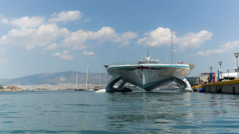 Αποκολλήθηκε το καταμαράν: Προωθήθηκαν οι επιβάτες