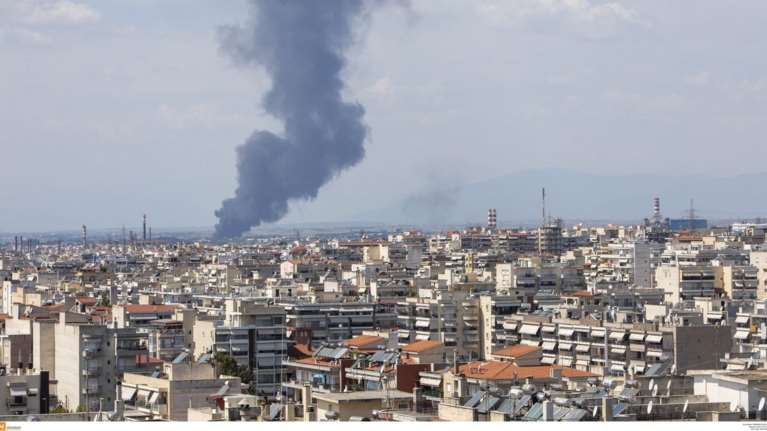 Υπό έλεγχο τέθηκε η φωτιά στη βιομηχανική περιοχή της Σίνδου