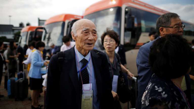 Νοτιοκορεάτες είδαν για πρώτη φορά συγγενείς τους στη Β. Κορέα [φωτό]