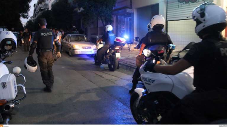 53χρονη και ανήλικος κρατούσαν φυλακισμένους αλλοδαπούς