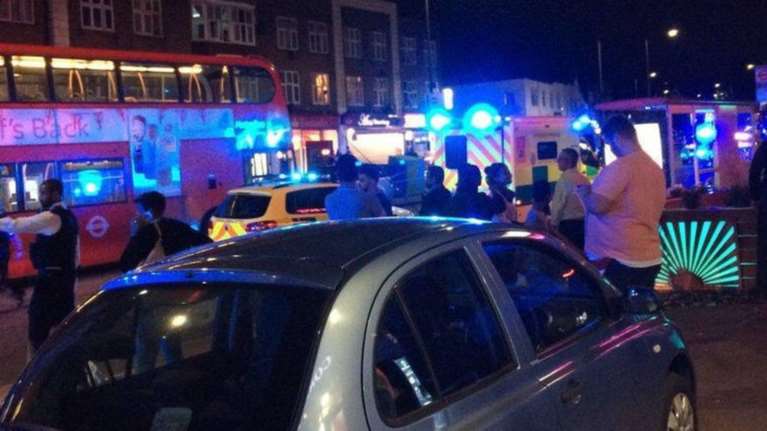 Τρεις τραυματίες από σφαίρες έξω από τον σταθμό Κίνγκσμπερι στο Λονδίνο