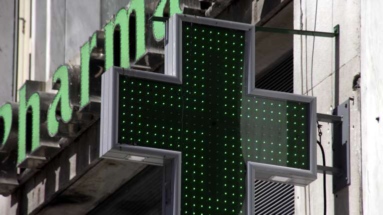 ΙΧ... εισέβαλε σε φαρμακείο στην Πεντέλη