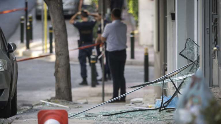 Βομβιστική επίθεση σε κτίριο στο κέντρο του Πειραιά [Εικόνες-Βίντεο]