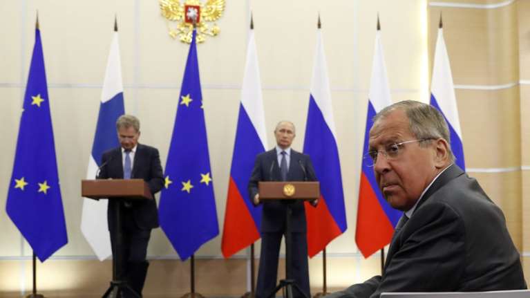 Το Κρεμλίνο θα απαντήσει στις αμερικανικές κυρώσεις, αλλά όχι τώρα