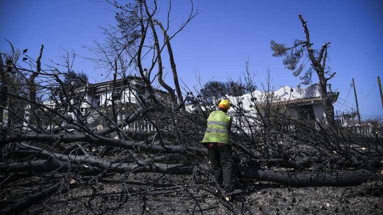Ένας μήνας μετά τη φονική πυρκαγιά - Τι λέει η κυβέρνηση