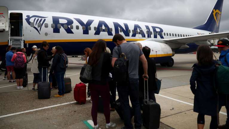 Ryanair: Tέλος η δωρεάν χειραποσκευή-πόσο θα χρεώνεται