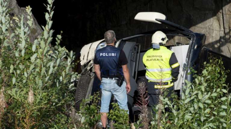 Φινλανδία: 4 νεκροί από πτώση λεωφορείου σε γραμμές τρένου