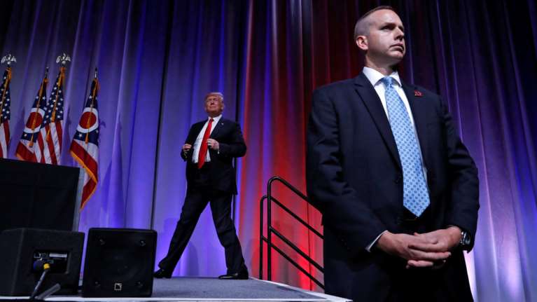 Ετοιμος να δώσει χάρη στον Μάναφορτ εμφανίζεται ο Τραμπ