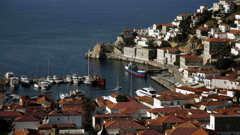 ΔΕΔΔΗΕ για Υδρα: Προσπάθειες να επανηλεκτροδοτηθεί το νησί