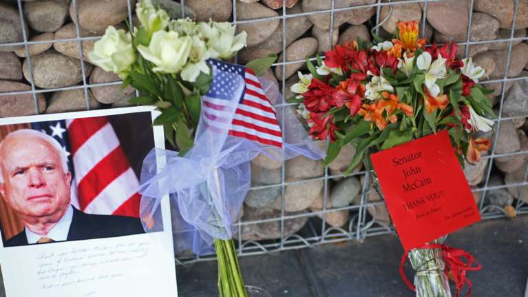 Ο Τραμπ «μπλόκαρε» ανακοίνωση του Λευκού Οίκου για τον ΜακΚέιν