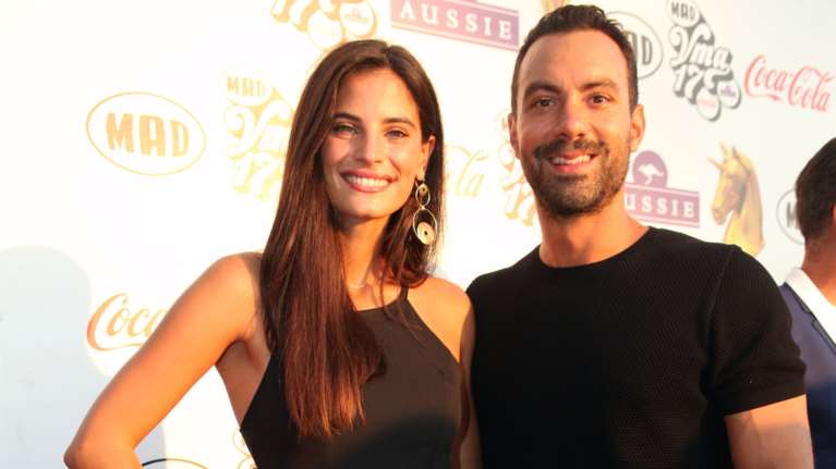 Η Χριστίνα Μπόμπα ποζάρει με νυφικό Σήλια Κριθαριώτη