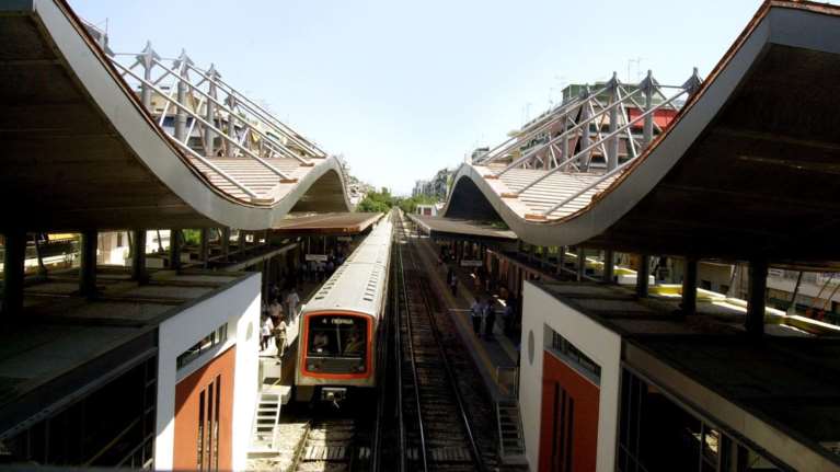 Νεκρός 47χρονος που έπεσε στις ράγες του ΗΣΑΠ στα Πετράλωνα