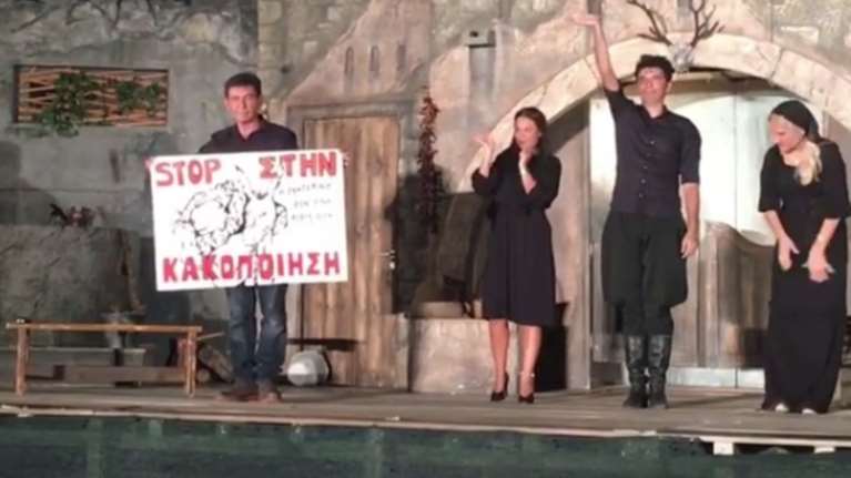 Διαμαρτυρία του Σκιαδαρέση πάνω στη σκηνή για την κακοποίηση ζώων (βίντεο)