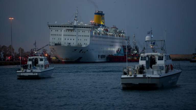 Καίει ακόμη η φωτιά στο «Ελ. Βενιζέλος» - έχει πάρει κλίση το πλοίο