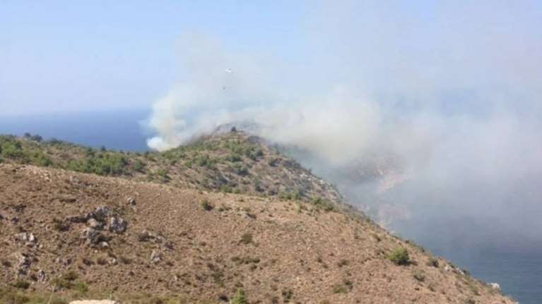 Σε εξέλιξη μεγάλη πυρκαγιά στις Αμάδες Χίου