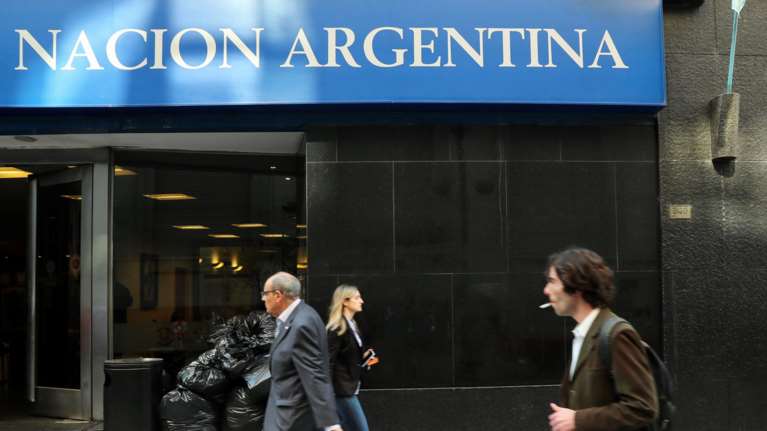 Πρόωρη αποδέσμευση του δανείου από το ΔΝΤ ζητεί η Αργεντινή