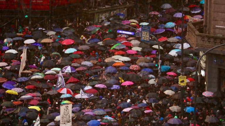 Χιλιάδες καθηγητές &amp; φοιτητές διαδήλωσαν στο Μπουένος Άιρες
