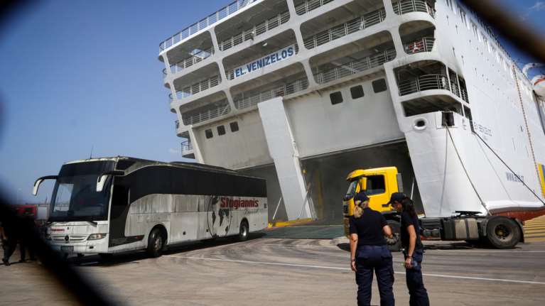 Σιγοκαίει ακόμη η φωτιά στο Ελ. Βενιζέλος, αδειάζουν το γκαράζ