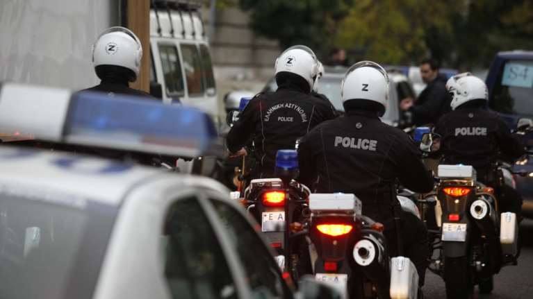 Αγριο έγκλημα στο κέντρο της Αθήνας για ένα κινητό