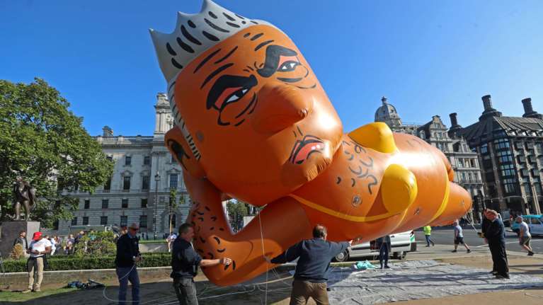 Βρετανία: Ενα μπαλόνι αναπαριστά τον δήμαρχο του Λονδίνου με... μπικίνι