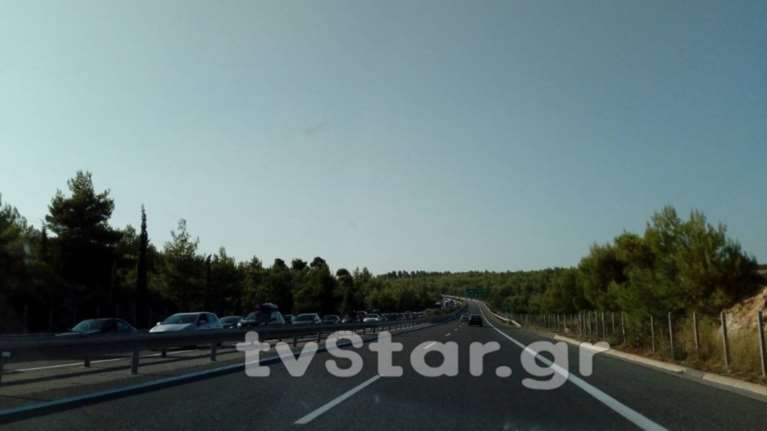 Μποτιλιάρισμα στην Εθνική Αθηνών-Λαμίας από ανατροπή νταλίκας