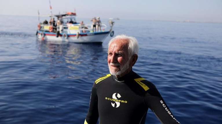 Ο γηραιότερος δύτης παγκοσμίως είναι 95 ετών και έσπασε το ρεκόρ του