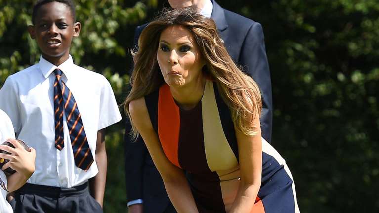 Μελάνια Τραμπ: Το χρυσό φτυάρι δεν μπόρεσε να σώσει το άκυρο ντύσιμό της