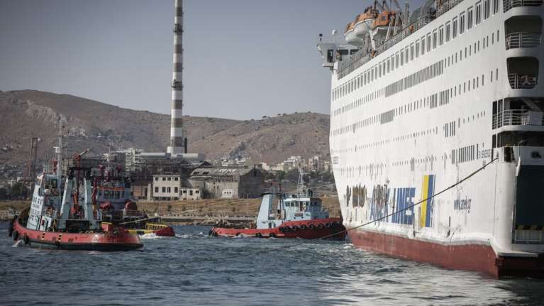 Στο Πέραμα για επισκευές ρυμουλκείται το «Ελ.Βενιζέλος» - Φωτο