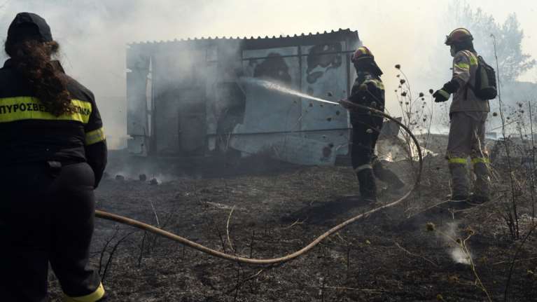 Φωτιά σε εξέλιξη στο Πέραμα - καίει χαμηλή βλάστηση