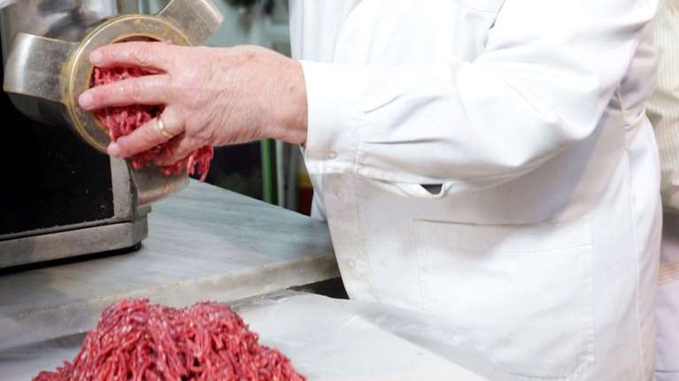 Σοκ στη Νάξο: Πιάστηκε το χέρι 17χρονης στη μηχανή του κιμά