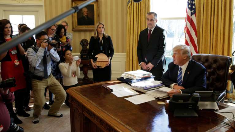 Ατμόσφαιρα καχυποψίας βασιλεύει στον Λευκό Οίκο