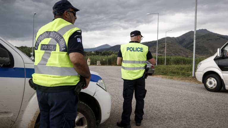 Μπλόκο σε αντιεξουσιαστές που πήγαιναν στη Θεσσαλονίκη με βαριοπούλες