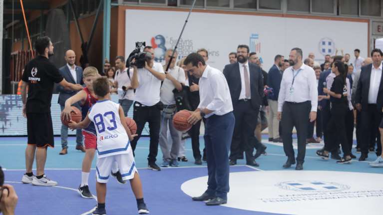 Τσίπρας στη ΔΕΘ με μπάσκετ, Queen και ατάκες για τον ΠΑΟΚ