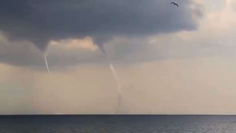 Εντυπωσιακοί δίδυμοι υδροστρόβιλοι &#39;&#39;χτύπησαν&#39;&#39; τη Χαλκιδική (ΒΙΝΤΕΟ)