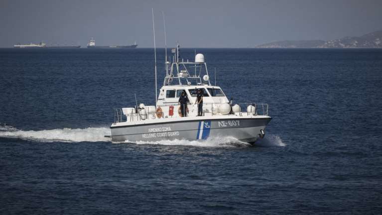 Σώοι τέσσερις επιβαίνοντες σε ακυβέρνητο ιστιοφόρο στη Σκιάθο